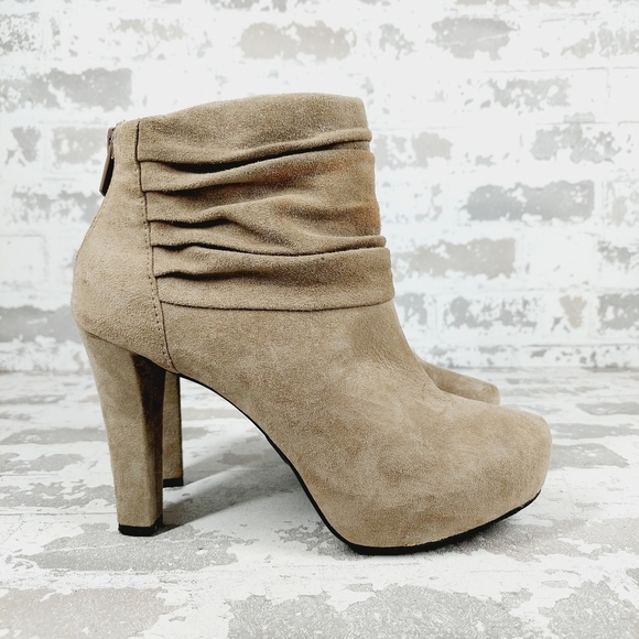 Me Too Lloyd Taupe Tan Pleated Leather Slip On Back Zip Heeled Ankle Boots V273 - Picture 5 of 13